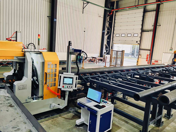 Máy cắt và vát ống CNC