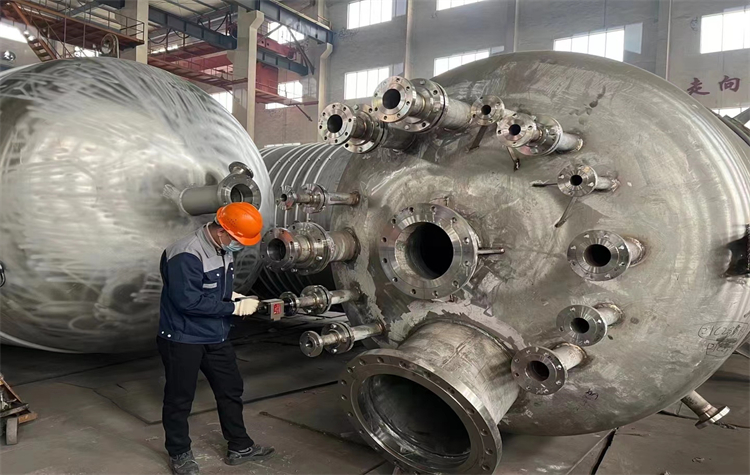 Làm việc thủ công mặt bích trên tàu