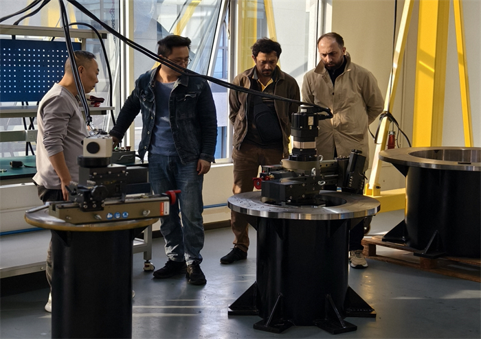 Kh&aacute;ch h&agrave;ng đến từ Azerbaijan đ&atilde; đến thăm NODHA để kiểm tra m&aacute;y gia c&ocirc;ng mặt b&iacute;ch 3 m&eacute;t.