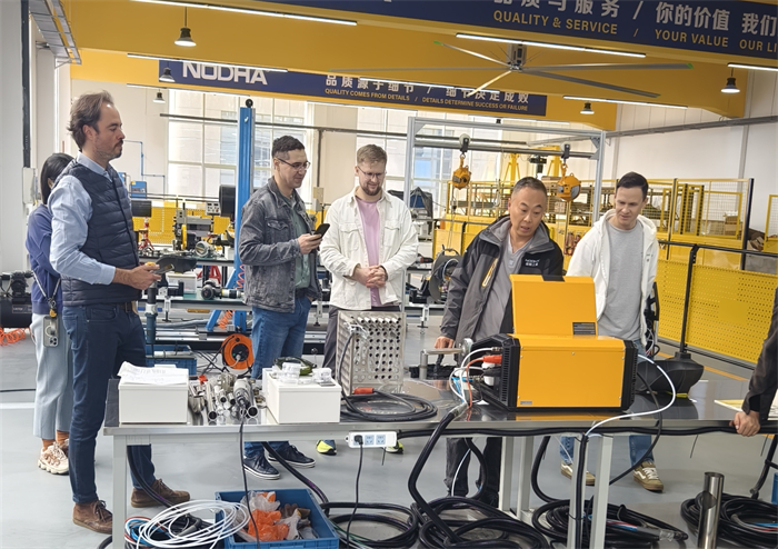 Kh&aacute;ch h&agrave;ng từ Mexico v&agrave; Nga đến thăm c&ugrave;ng một l&uacute;c.